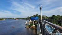 Tak hanya itu, di sky walk, Dinas PU Siak juga membuat tempered glass laminated setebal 12 mm. Sehingga kondisi air Sungai Siak bisa terlihat jelas dari ketinggian 12 meter dari permukaan air pasang. (Raja Adil Siregar/detikSumut)