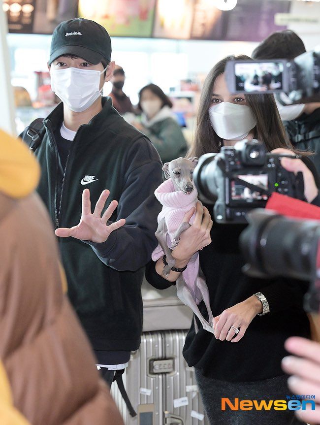 Song Joong Ki dan Katy Louise Saunders ke Hungaria Song Joong Ki dan Katy Louise Saunders ke Hungaria