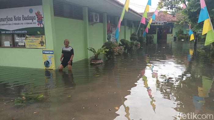 Suasana SMPN 6 Solo yang terendam banjir, Jumat (17/2/2023).