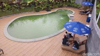 Destinasi yang baru soft opening ini juga menawarkan kolam air dingin dengan suasana kafe ala Bali. Serasa di Pulau Dewata padahal di Kota Batu. (Foto: M Bagus Ibrahim/detikJatim)
