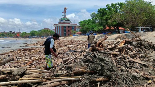 Subhan Nur pencari sampah kayu kiriman di Pantai Kuta, Badung, Bali.