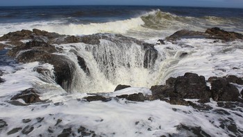 Sebutannya Sumur Thor, diambil dari sosok dalam Mitologi Norse. Thor yang dikenal bersenjatakan palu, dipakai untuk menjelaskan fenomena alam yang aneh ini. Konon, Thor membuat lubang di garis pantai Oregon dengan palunya. Foto: Atlas Obscura