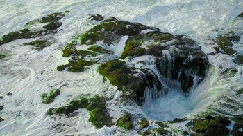 Tak dapat dipungkiri, penjelasan berbalut mitos memang lebih menarik ketimbang menjelaskan secara ilmiah bahwa area ini merupakan gua laut yang runtuh. Foto: Atlas Obscura