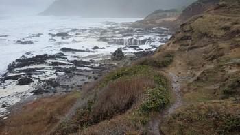 Sebenarnya, Sumur Thor adalah sisa-sisa gua laut, yang diukir oleh air dan langit-langitnya runtuh. Foto: Atlas Obscura