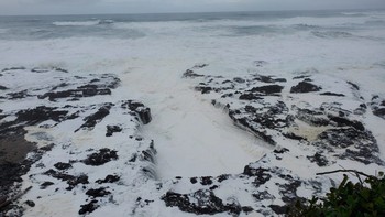 Saat air pasang, air menutupi Sumur Thor sesaat sebelum terlihat mengalir melaluinya. Itulah sebabnya area ini disebut juga sebagai drainpipe of Pacific atau pipa pembuangan Pasifik. Foto: Atlas Obscura