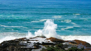 Selama badai atau air berombak, isi Sumur Thor berbusa dan dapat menyembur keluar. Boleh dibilang ini waktu terbaik untuk memotret Sumur Thor sekaligus paling berbahaya karena siapa pun yang berada terlalu dekat berisiko tersedot ke dalamnya. Foto: Atlas Obscura