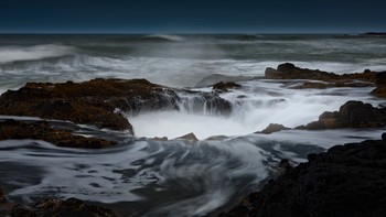 Sejauh ini, belum pernah ada laporan Sumur Thor merenggut nyawa. Meski demikian ada beberapa orang yang terluka karena arus kuat dan ombak kuat yang mengelilingi lubang menghempaskan mereka ke batu. Foto: Atlas Obscura