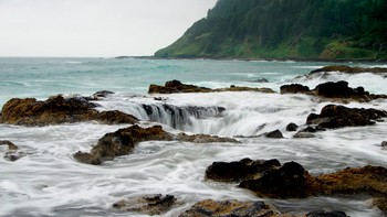 Sumur Thor seperti lubang runtuhan tak berdasar yang terlihat seolah-olah menguras lautan airnya. Foto: Atlas Obscura