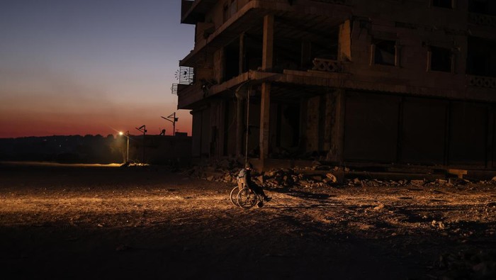Sunyi Sepi Kondisi di Suriah, Korban Gempa Bertahan tanpa Bantuan 16 February 2023, Syria, Jindires: A disabled man walks through a street destroyed by the earthquake that ripped through the Turkish-Syrian border. Photo: Anas Alkharboutli/dpa (Photo by Anas Alkharboutli/picture alliance via Getty Images)
