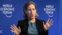 Meski mundur, ia akan tetap berperan di YouTube melatih anggota hingga bertemu dengan para content creator. Fabrice Coffrini/AFP via Getty Images.