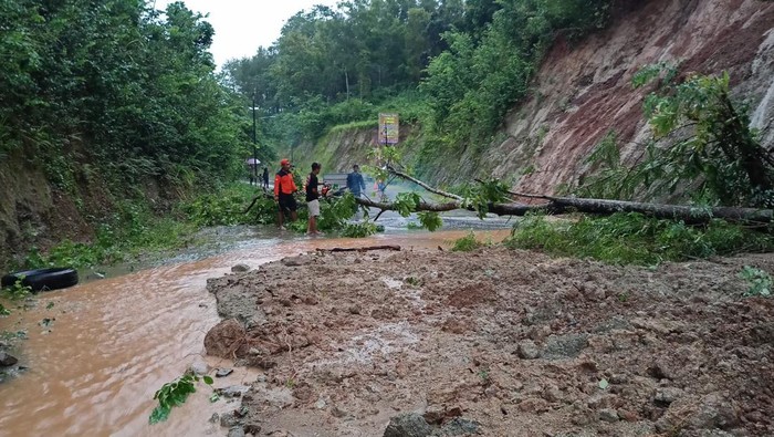 Tanah longsor terjadi di kawasan jalan lingkar kota (JLK) Wonogiri. Akibatnya jalan itu kini ditutup sementara, Jumat (17/2/2023).