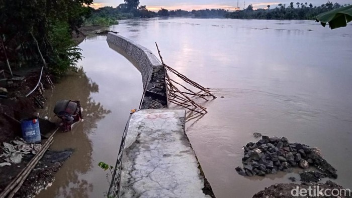 Tanggul di Kanor Bojonegoro jebol