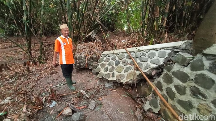 Tanggul Sungai Piji di Desa Golantepos Kecamatan Mejobo, Kabupaten Kudus, Jawa Tengah yang jebol bertambah. Warga pun waswas banjir kembali terjadi lagi.