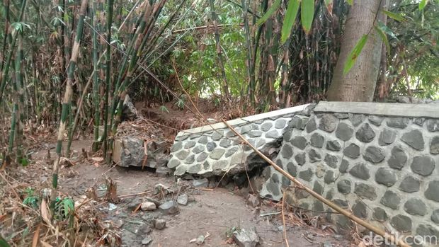 Tanggul jebol di Sungai Piji Desa Golantepos Kecamatan Mejobo, Kudus, Jumat (17/2/2023).