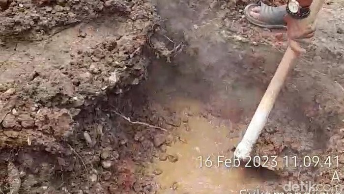 Temuan asap dan air panas di halaman rumah warga.
