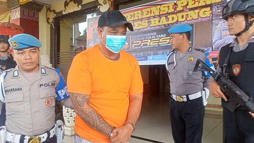 Tersangka pengoplos gas elpiji 3 kg asal Abiansemal, Badung dihadirkan di Mapolres Badung, Jumat (17/2/2023). (Agus Eka)