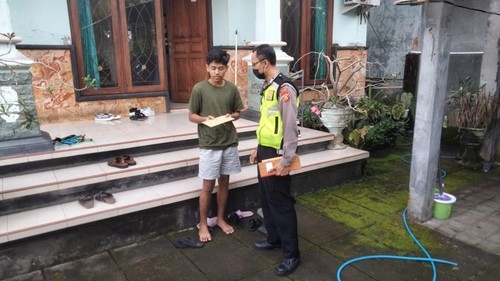 Anggota Satlantas Polres Jembrana saat membawakan surat tilang ke rumah salah seorang pelanggar lalulintas yang berhasil terjaring ETLE Mobile, Jumat (17/2/2023).