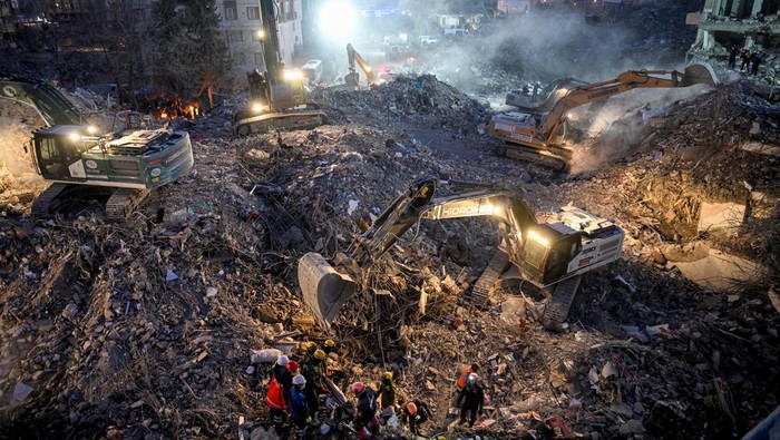 Tim SAR Masih Cari Korban di Reruntuhan Pasca 11 Hari Gempa Turki KAHRAMANMARAS, TURKIYE - FEBRUARY 16: Search and rescue operations continue after 7.7 and 7.6 magnitude earthquakes hit Kahramanmaras, Turkiye on February 16, 2023. On Feb. 06, a strong 7.7 earthquake, centered in the Pazarcik district, jolted Kahramanmaras and strongly shook several provinces, including Gaziantep, Sanliurfa, Diyarbakir, Adana, Adiyaman, Malatya, Osmaniye, Hatay, and Kilis. Later, at 1.24 p.m. (1024GMT), a 7.6 magnitude quake centered in Kahramanmaras' Elbistan district struck the region. (Photo by Mehmet Kaman/Anadolu Agency via Getty Images)