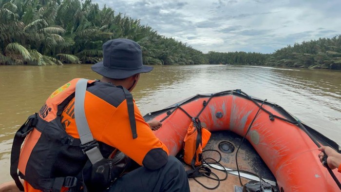 Tim SAR saat ini melakukan pencarian terhadap nelayan yang diduga di terkam buaya di Kukar, Kaltim.