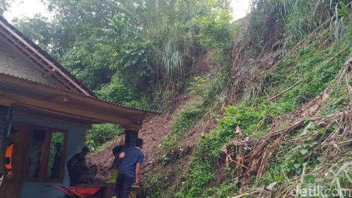 TNI , Polri dan dan warga membersihkan puing rumah korban longsor di Desa Sorogaten, Kecamatan Tulung, Klaten, Jumat (17/2/2023).