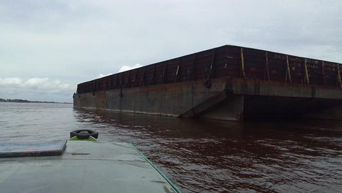 Tongkang yang hanyut akibat cuaca ekstrem di perairan Masalembu, Sumenep.