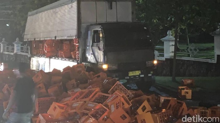 Truk fuso memuntahkan muatan berisi krat botol kaca di Jatinangor, Sumedang