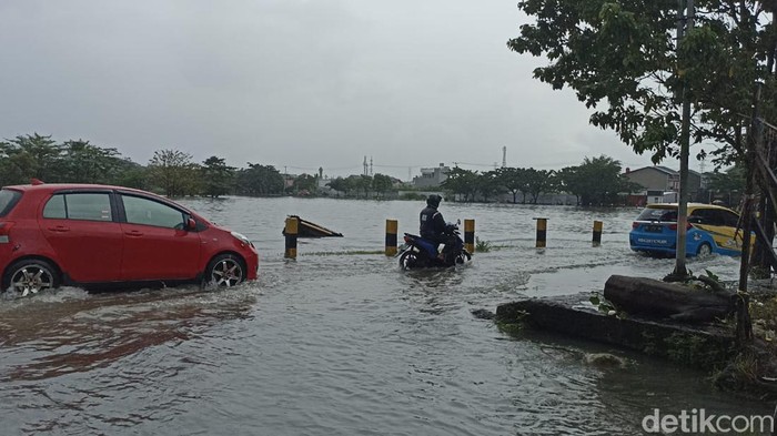 Waduk Tunggu Pampang Makassar meluap hingga memicu banjir.