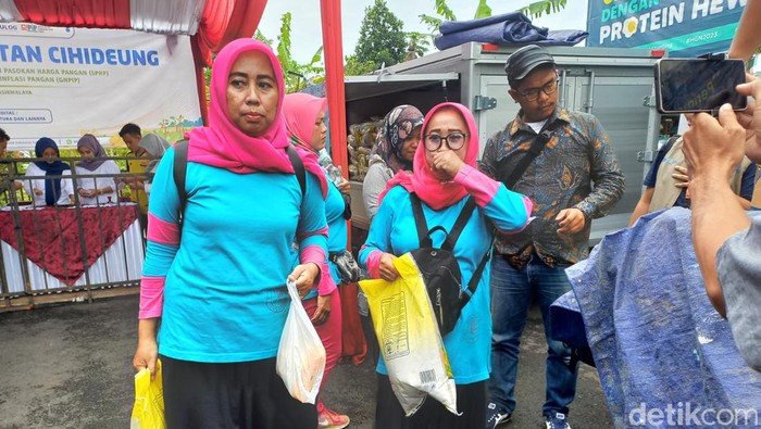 Warga membeli beras di pasar murah yang digelar di kantor Kecamatan Cihideung Kota Tasikmalaya.