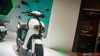 Ketika baterai terisi penuh, motor bisa melaju sejauh 72 km, namun kecepatannya harus berada di kisaran 30 km/jam dan bobot pengemudinya 75 kg.