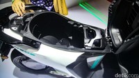 Yamaha NEOS dibekali sejumlah fitur kekinian, seperti opsi pemasangan baterai tambahan di ruang bagasinya, charger di konsol boks depan, mode berkendara eco dan normal, konektivitas dalam aplikasi Y-Connect, sistem nirkunci pintar, dan masih banyak lagi.