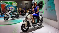 Motor listrik Yamaha NEOS dipamerkan dalam IIMS 2023 di JIExpo Kemayoran, Jakarta, Jumat (17/2/2023).