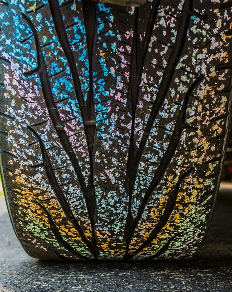 Lagi menuang cat, tanpa sengaja terciptalah gambar mirip pepohonan. Foto: Wikeni via Bored Panda