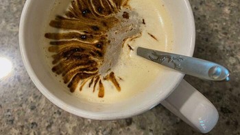 Tidak sengaja tercipta landak saat menuang bubuk kopi instan. Foto: fishdust via Bored Panda