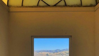 Jendela dari rumah yang disewa seseorang, bagaikan lukisan! Foto: _newphonewhodis via Bored Panda