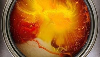 Kaleng cat yang belum diaduk. Foto: SalazarRED via Bored Panda