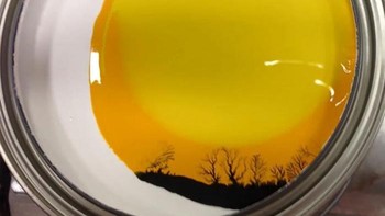 Lagi menuang cat, tanpa sengaja terciptalah gambar mirip pepohonan. Foto: Wikeni via Bored Panda