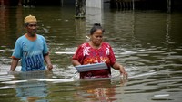 Memasuki hari keenam, sejumlah kawasan di Makassar masih tergenang banjir akibat hujan dengan intensitas tinggi yang mengguyur sejak Senin (13/2) malam. 