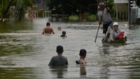 Warga menggunakan sampan melintasi jalan yang terendam banjir di Perumnas Antang, Kecamatan Manggala, Makassar, Sulawesi Selatan, Sabtu (18/2/2023). 