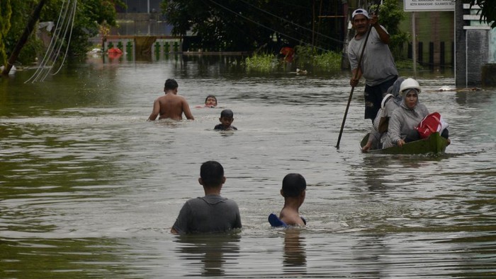 4 Kecamatan di Makassar Terendam Banjir, Begini Kondisinya Warga menggunakan sampan melintasi jalan yang terendam banjir di Perumnas Antang, Kecamatan Manggala, Makassar, Sulawesi Selatan, Sabtu (18/2/2023). Memasuki hari keenam, sejumlah kawasan di Makassar masih tergenang banjir akibat hujan dengan intensitas tinggi yang mengguyur sejak Senin (13/2) malam. ANTARA FOTO/Abriawan Abhe/tom.