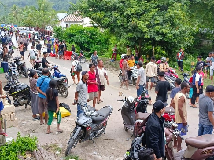 Akses transportasi warga di enam kota/kabupaten, yaitu Kabupaten Malaka, Kabupaten Belu, Kabupaten Timor Tengah Utara, Kabupaten Timor Tengah Selatan, Kabupaten Kupang, dan Kota Kupang, lumpuh total. Foto: Yufen Ernesto/detikBali