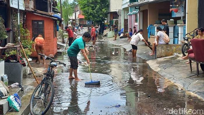 Aktivitas warga Kelurahan Joyontakan, Kecamatan Serengan, Kota Solo, usai banjir surut, Sabtu (18/2/2023).