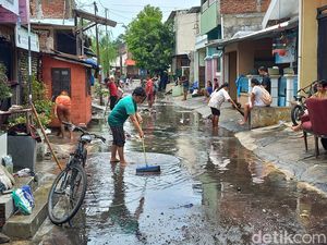 Banjir Surut, Warga Joyontakan Solo Bersih-bersih Rumah