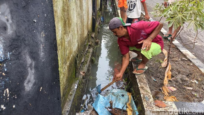Aktivitas warga Kelurahan Joyontakan, Kecamatan Serengan, Kota Solo, usai banjir surut, Sabtu (18/2/2023).