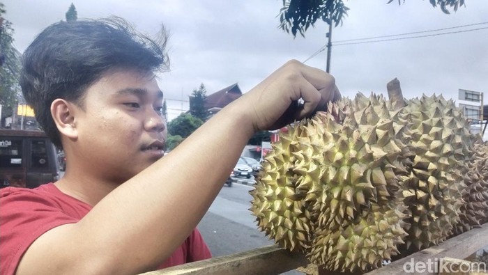 Angga, penjual durian di Kota Bandung.