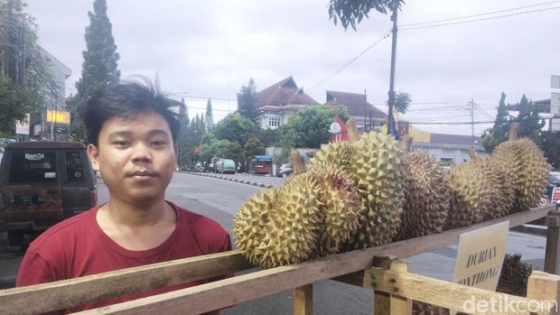 Angga, penjual durian di Kota Bandung.