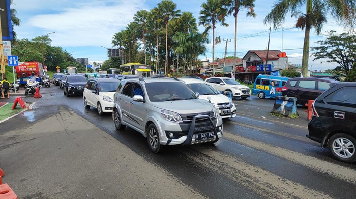 Antrean Kendaraan Masuk Puncak