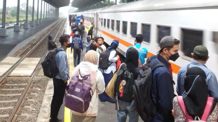 Apakah tiket kereta Lebaran 2023 sudah dibuka? PT KAI telah mengumumkan jadwal penjualan tiket kereta Lebaran 2023 beserta jadwal pemesanannya. Cek infonya!
