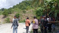 Balai jalan jembatan, aparat TNI-Polri, BPBD, dan sejumlah instansi telah ke lapangan untuk memantau lokasi longsor. Alat berat ekskavator diturunkan untuk membersihkan tumpukan material longsor. Foto: Yufen Ernesto/detikBali