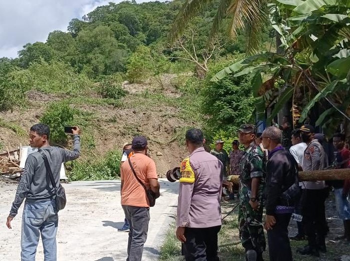 Balai jalan jembatan, aparat TNI-Polri, BPBD, dan sejumlah instansi telah ke lapangan untuk memantau lokasi longsor. Alat berat ekskavator diturunkan untuk membersihkan tumpukan material longsor.