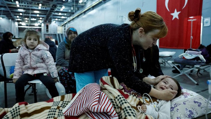 Balita Korban Gempa Turki Dirawat di RS Darurat Kapal Militer Suleyman, 1, rests in a makeshift hospital bed suffering from exposure, which has been set up in the Turkish military tank landing ship TCG Bayraktar, in the aftermath of a deadly earthquake, docked in a port in the province of Hatay, in Iskenderun, Turkey, February 16, 2023. REUTERS/Clodagh Kilcoyne TPX IMAGES OF THE DAY